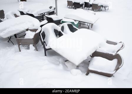 Bielefeld, Deutschland. Februar 2021, 10th. Die Sitzplätze in einem Restaurant im Freien sind mit Schnee bedeckt. Der kälteste Ort in Nordrhein-Westfalen am Mittwochabend war Lippstadt bei Paderborn. Dort wurden minus 23 Grad gemessen, teilte der Deutsche Wetterdienst in Essen am Mittwoch mit. Die nächsten Tage werden sonniger sein, wie der Meteorologe des Dienstes erklärte. Allerdings wird es frostig bleiben. Kredit: Friso Gentsch/dpa/Alamy Live Nachrichten Stockfoto