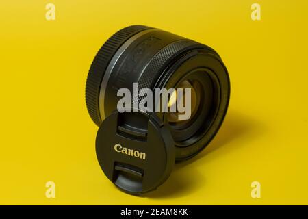 Canon RF 50mm Objektiv, Digitalkamera, auf gelbem Hintergrund, für Werbung Stockfoto