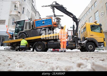 Bielefeld, Deutschland. Februar 2021, 10th. Ein Fahrzeug aus dem Winterdienst wird abgeschleppt. Der kälteste Ort in Nordrhein-Westfalen in der Nacht zum Mittwoch war Lippstadt bei Paderborn. Dort wurden minus 23 Grad gemessen, teilte der Deutsche Wetterdienst in Essen am Mittwoch mit. Die nächsten Tage werden sonniger sein, wie der Meteorologe des Dienstes erklärte. Allerdings wird es frostig bleiben. Kredit: Friso Gentsch/dpa/Alamy Live Nachrichten Stockfoto