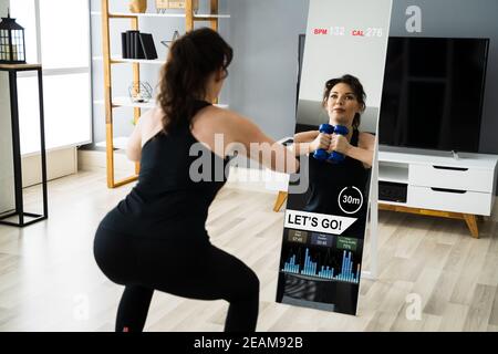 Fitness-Übung Zu Hause Mit Smart Mirror Stockfoto