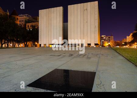 Dallas, TX, USA - 23. Dezember 2013 : John F. Kennedy Memorial Plaza bei Nacht. Denkmal für den verstorbenen Präsidenten. Stockfoto