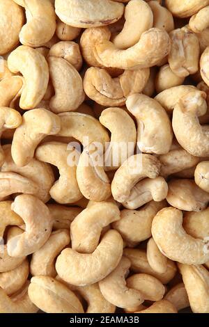 Cashewnüsse, ohne Schalen, in großen Mengen. Naturprodukt. Der Blick von oben. Speicherplatz kopieren. Stockfoto