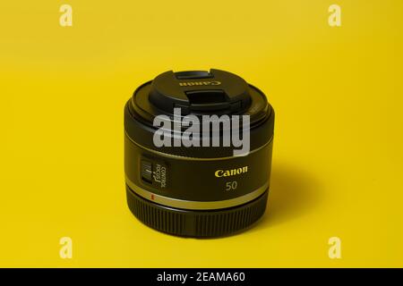 Canon RF 50mm Objektiv, Digitalkamera, auf gelbem Hintergrund, für Werbung Stockfoto