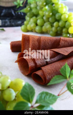 Hausgemachte Traube Marshmallow in einem Rohr gerollt. Naturprodukt ohne Zusatzstoffe. Stillleben Konzept. Stockfoto