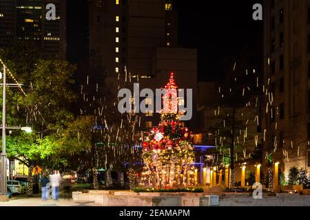 Dallas, TX, USA - 23. Dezember 2013 : Pegasus Plaza in der Nacht nahe der Weihnachtszeit. Stockfoto