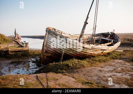 Altes Boot am alten Hafen von Thornham, Norfolk, England Stockfoto