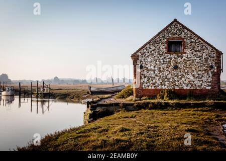 UK, Norfolk, Thornham, Old Harbour, 2109, April, 22: Coal Barn in Thornham im frühen Morgenlicht. Stockfoto