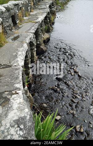 Clapper Bridge über Carrownisky River Ireland County Mayo Killeen Bunlahinch Stockfoto