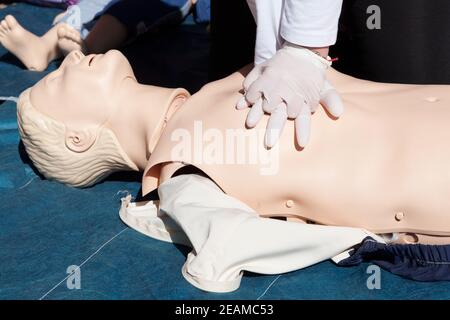Erste Hilfe und HLW - kardiopulmonale Reanimation Training Stockfoto