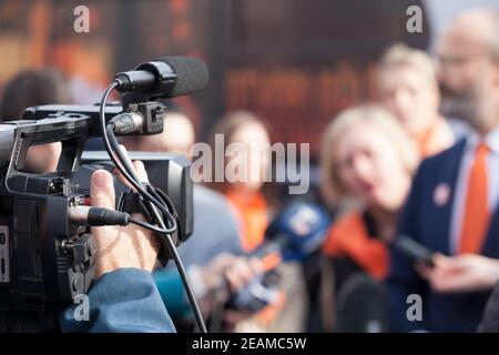 Filmen eines Medienereignisses mit einer Videokamera. Nachrichtenkonferenz. Stockfoto