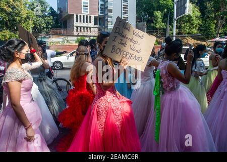 Demonstranten, die Hochzeitskleider tragen, marschieren während der Demonstration mit Plakaten auf die Straße. Tausende Menschen gingen am fünften Tag der Proteste gegen den Militärputsch auf die Straßen von Yangon und forderten die Freilassung von Aung San Suu Kyi. Das Militär von Myanmar nahm am 01. Februar 2021 die Staatsrätin von Myanmar, Aung San Suu Kyi, fest und erklärte den Ausnahmezustand, während sie die Macht im Land für ein Jahr ergattete, nachdem sie die Wahl gegen die Nationale Liga für Demokratie (NLD) verloren hatte. Stockfoto