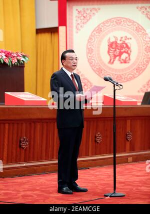 (210210) -- PEKING, 10. Februar 2021 (Xinhua) -- Der chinesische Premierminister Li Keqiang, auch Mitglied des Ständigen Ausschusses des Politbüros des Zentralkomitees der Kommunistischen Partei Chinas (KPCh), leitet einen chinesischen Neujahrsempfang in der Großen Halle des Volkes in Peking, der Hauptstadt Chinas, am 10. Februar 2021. Das Zentralkomitee der KP Chinas und der Staatsrat hielten den Empfang am Mittwoch in Peking ab. (Xinhua/Liu Weihing) Stockfoto