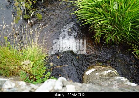 Clapper Bridge über Carrownisky River Ireland County Mayo Killeen Bunlahinch Stockfoto