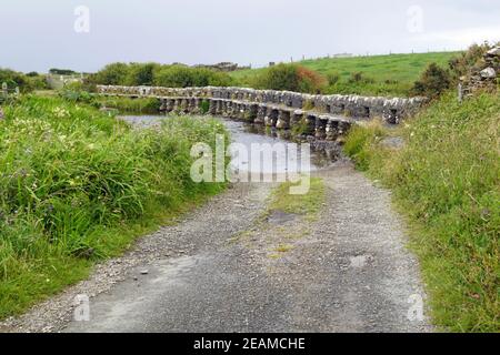 Clapper Bridge über Carrownisky River Ireland County Mayo Killeen Bunlahinch Stockfoto