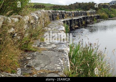 Clapper Bridge über Carrownisky River Ireland County Mayo Killeen Bunlahinch Stockfoto