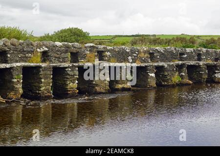 Clapper Bridge über Carrownisky River Ireland County Mayo Killeen Bunlahinch Stockfoto