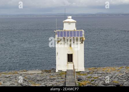 Wild Atlantic Way Black Head Lighthouse an der Galway Bay Stockfoto