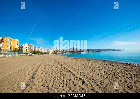 Panoramablick auf den Strand von La Malagueta an der Costa del Sol Stockfoto