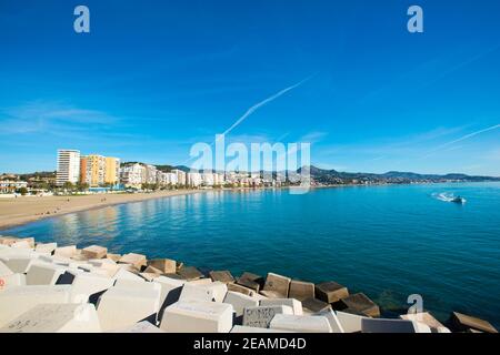 Panoramablick auf den Strand von La Malagueta an der Costa del Sol Stockfoto