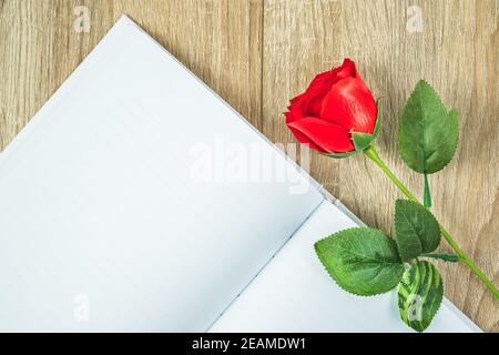 Rote Rosen und Notizbuch Tagebuch Valentine Konzept Stockfoto