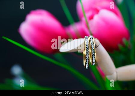 Ehering ruht in einer gefälschten rosa Tulpe Blume Stockfoto