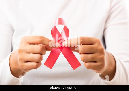 Frau mit HIV AIDS Bewusstsein roten Band Stockfoto