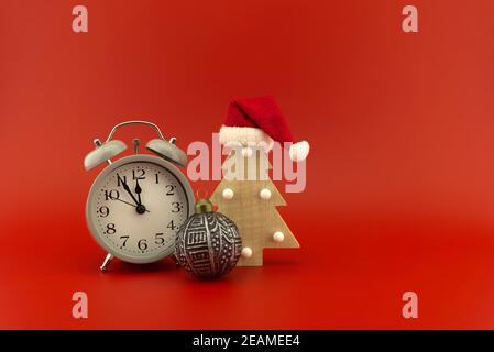 Weihnachtsbaum mit Weihnachtsmütze und Vintage-Uhr Stockfoto
