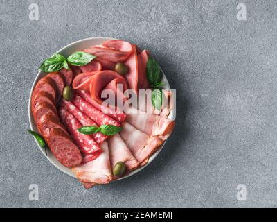 Set mit kalten geräucherten Fleischplatten und verschiedenen Snacks Stockfoto