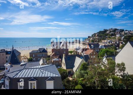 Pleneuf Val Andre Stadt- und Strandblick, Bretagne, Frankreich Stockfoto