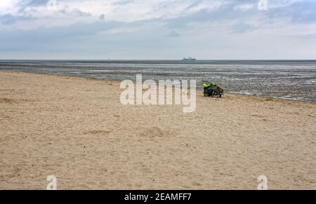 Kinderwagen am Strand von Schilig und dem Wattenmeer Stockfoto