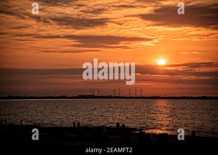 Sonnenuntergang und Ebbe am Strand in Dangast Stockfoto