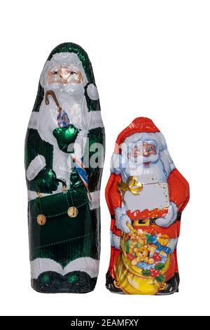 SchokoladenSanta isoliert. Nahaufnahme von zwei fröhlich eingewickelten Schokolade Santa Claus oder die gute Sankt Nikolaus Figur isoliert auf einem weißen Hintergrund. Makrofotografie. Stockfoto