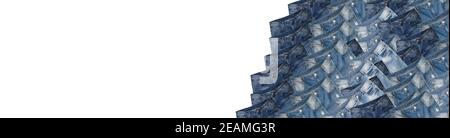 Riesiger Stapel blauer Jeans isoliert auf weißem Hintergrund. Jeans haben weiße verblasste Flecken, gerissene Löcher. Bannergröße, Kopieplatz in der Mitte. Kleidung, nur Stockfoto