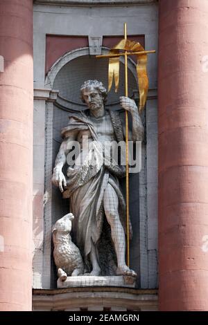 St. Johannes der Täufer auf der Fassade der Stiftskirche Neumünster in Würzburg Stockfoto