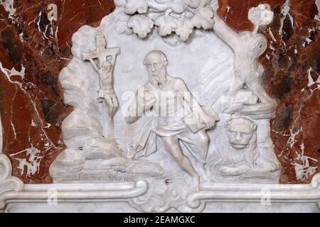 Der heilige Hieronymus, Relief auf dem Altar der Hl. Hieronymus in der Johannes der Täufer Kirche in Zagreb, Kroatien. Stockfoto