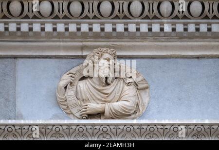Propheten Jeremia, Relief auf dem Portal der Kathedrale Saint Lawrence in Lugano, Schweiz Stockfoto