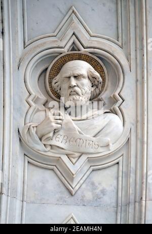 Jeremia, Relief an der Fassade der Basilika von Santa Croce (Basilika des Heiligen Kreuzes) - berühmte Franziskanerkirche in Florenz, Italien Stockfoto