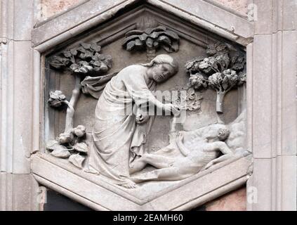 Erschaffung Adams, Andrea Pisano, 1334-36., Relief auf Giotto Campanile von Cattedrale di Santa Maria del Fiore (Kathedrale Santa Maria del Fiore), Florenz, Italien Stockfoto