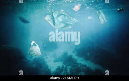 Chirurgische Maschine schwimmt im Meer. Stockfoto