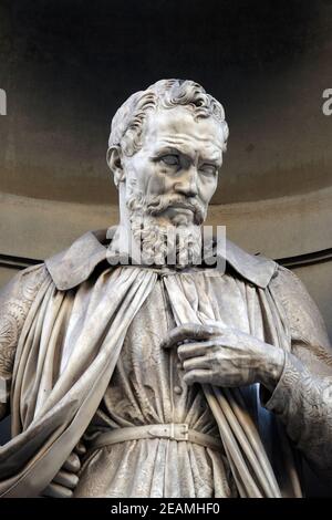 Michelangelo Buonarroti, Statue in den Nischen der Uffizien Colonnade in Florenz, Italien Stockfoto