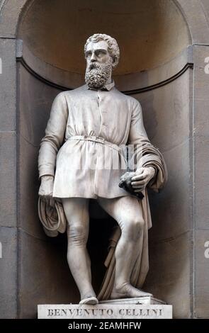 Benvenuto Cellini, Statue in den Nischen der Uffizien-Kolonnade in Florenz, Italien Stockfoto