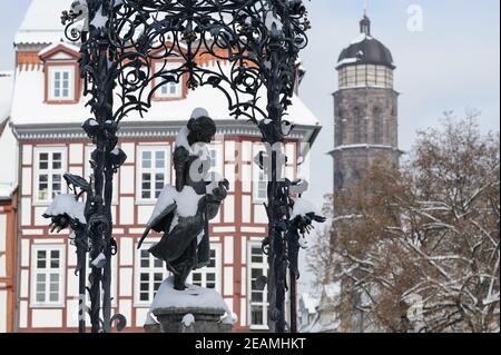 10. Februar 2021, Niedersachsen, Göttingen: Der Gänseliesel-Brunnen in der Innenstadt ist mit Schnee bedeckt. Auf der rechten Seite ist der Turm der St.-Jacobi-Kirche zu sehen. In Göttingen hat der Deutsche Wetterdienst (DWD) die niedrigste Temperatur in Niedersachsen in der Nacht auf 10.02.2021 mit minus 23,1 Grad gemessen. Foto: Swen Pförtner/dpa Stockfoto
