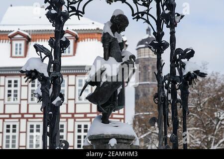 10. Februar 2021, Niedersachsen, Göttingen: Der Gänseliesel-Brunnen in der Innenstadt ist mit Schnee bedeckt. In Göttingen hat der Deutsche Wetterdienst (DWD) die niedrigste Temperatur in Niedersachsen in der Nacht auf 10.02.2021 mit minus 23,1 Grad gemessen. Foto: Swen Pförtner/dpa Stockfoto