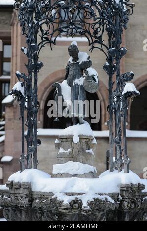 10. Februar 2021, Niedersachsen, Göttingen: Der Gänseliesel-Brunnen in der Innenstadt ist mit Schnee bedeckt. In Göttingen hat der Deutsche Wetterdienst (DWD) die niedrigste Temperatur in Niedersachsen in der Nacht auf 10.02.2021 mit minus 23,1 Grad gemessen. Foto: Swen Pförtner/dpa Stockfoto