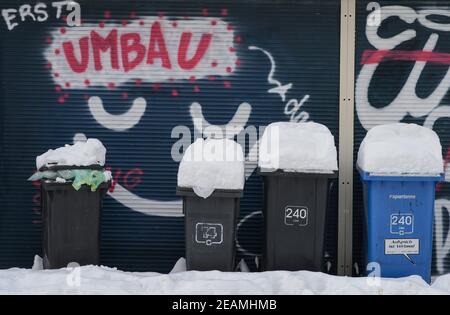 10. Februar 2021, Niedersachsen, Göttingen: Mülltonnen in der Innenstadt sind mit Schnee bedeckt. In Göttingen hat der Deutsche Wetterdienst (DWD) die niedrigste Temperatur in Niedersachsen in der Nacht auf 10.02.2021 mit minus 23,1 Grad gemessen. Foto: Swen Pförtner/dpa Stockfoto