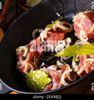 Roher ostfriesischer Snirtje-Braten mit Gewürzen. Stockfoto