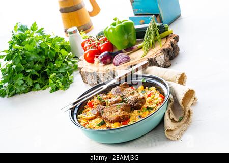 Gebratener Reis mit Gemüse und Fleisch Stockfoto