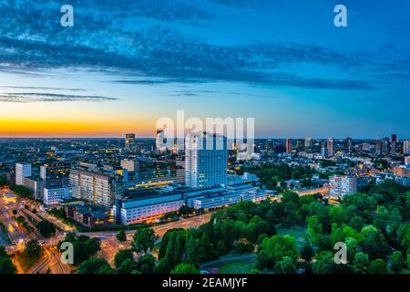 Nachtansicht des Erasmus Universitätskrankenhauses in Rotterdam, Niederlande Stockfoto