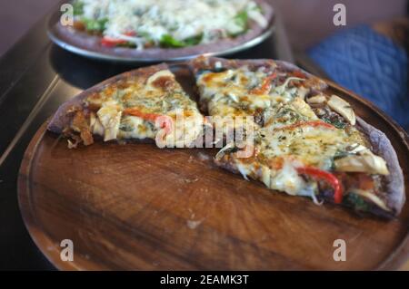 Köstliche hausgemachte Kunst. Der Prozess der Herstellung von Käse Pizza Stockfoto