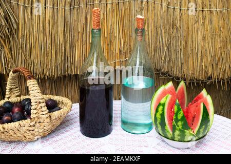 Flaschen Wein und Mondschein auf dem Tisch Stockfoto